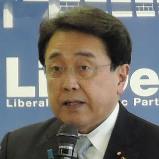 5月10日号記事1_赤澤経済再生相近影